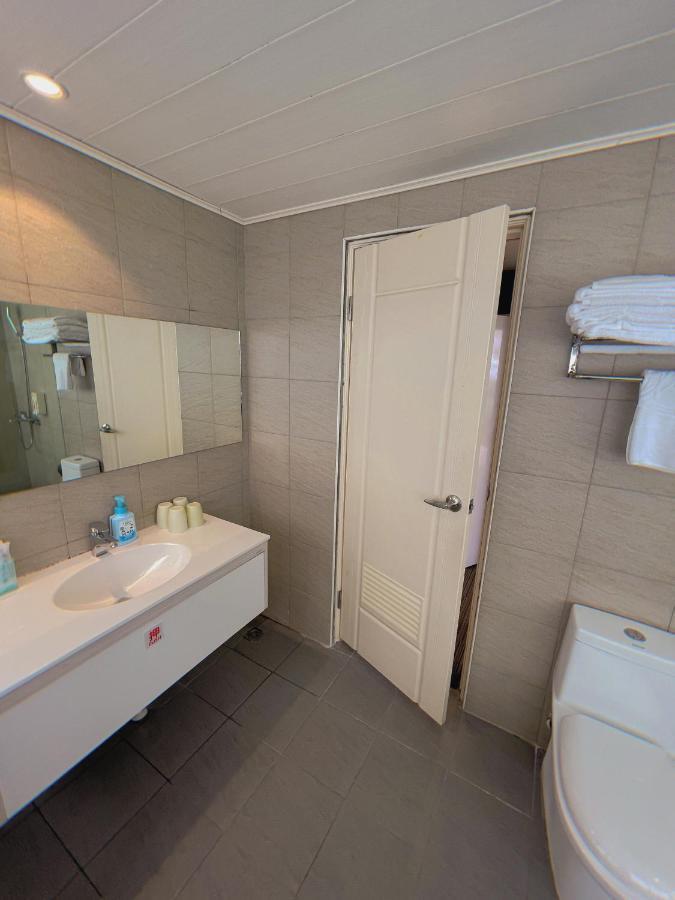 Breeze And Waves Hostel Jinning Esterno foto